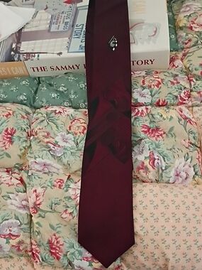 Burgundy Geometric Men's Tie with Subtle Pattern